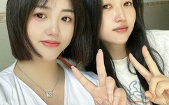 往下边塞水果后吸出来视频